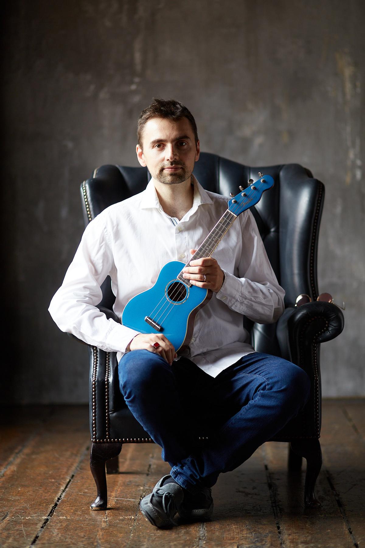 Persona che suona l'ukulele
